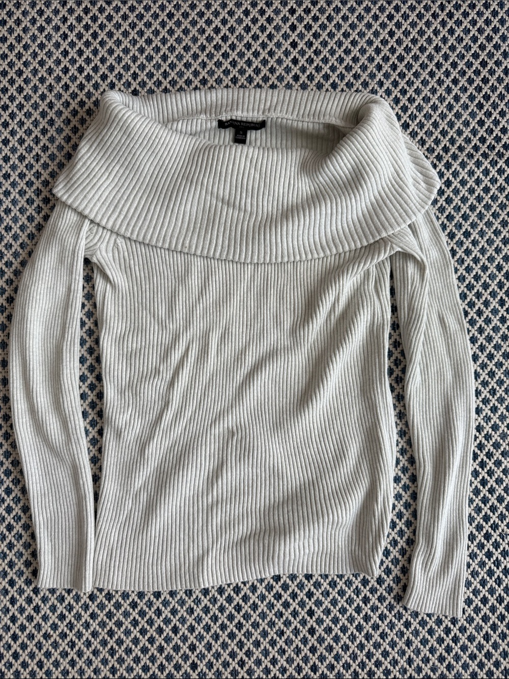Luxurious Banana Republic Off-Shoulder Ribbed Sweater in Ivory Cream - Picture 2 of 4